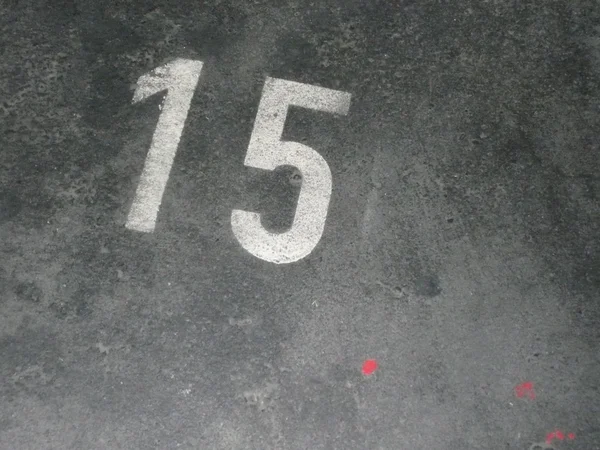 Zahl 15 auf asfaltu — Zdjęcie stockowe