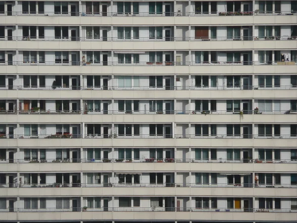 Formatfüllend: Hochhausfassade mit Balkons