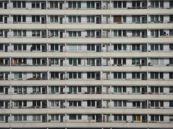 Formatfüllend Hochhausfassade Mit Balkons 图库照片
