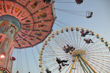 Riesenrad und Karussell clipart