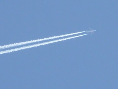 flugzeug mit kondensstreifen himmel kulüpler