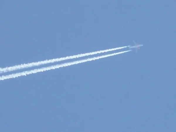 Kondensstreifen Mit Flugzeug Himmel — Photo