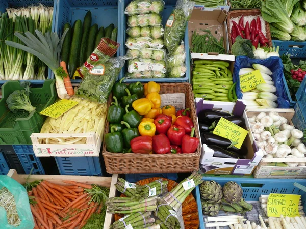 Obst und Gemüse in Kisten 스톡 이미지