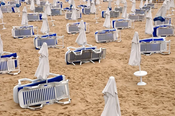 Пляжні парасольки в рядах — стокове фото
