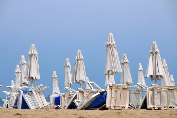 Parasole plażowe w wierszach — Zdjęcie stockowe