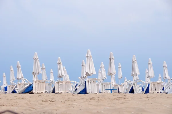 Пляжні парасольки в рядах — стокове фото