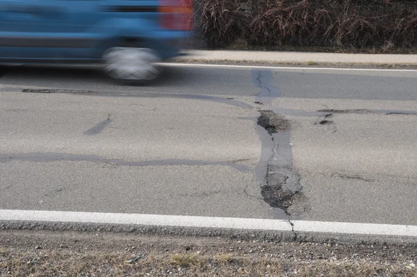 Car approaches pothole — Stock Photo, Image