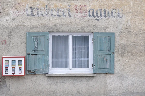 Fenster mit Fensterladen — Stockfoto