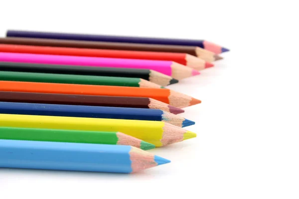 Lápis coloridos sobre um fundo branco com um DOF raso — Fotografia de Stock