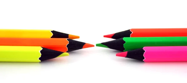 Lápis de néon virados um para o outro — Fotografia de Stock