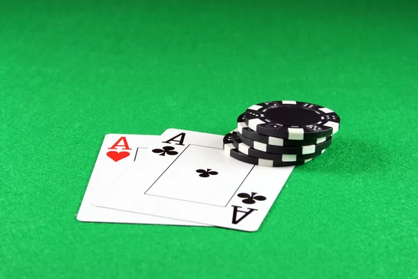 Poker - pari ässiä Pelimerkit — kuvapankkivalokuva