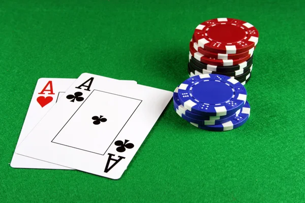 Poker - Un par de ases con fichas de Poker —  Fotos de Stock