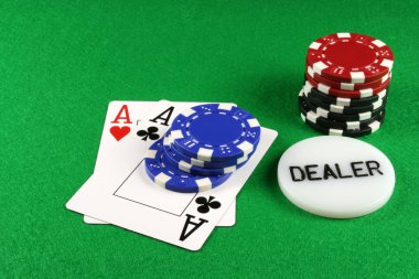 Bir çift as poker fişleri yanlarında ile gösterilen iskambil