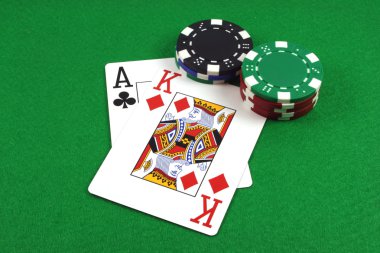 Big slick - ace Kral poker ile bir poker yeşil çuha yongaları.