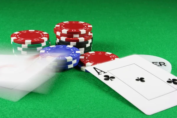 Poker Beat Että Pari Ässää Heitetään Baize Toiminta Laukaus Hämärtynyt — kuvapankkivalokuva
