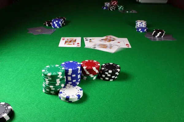 Quad kings - akció lövés egy póker asztal — Stock Fotó