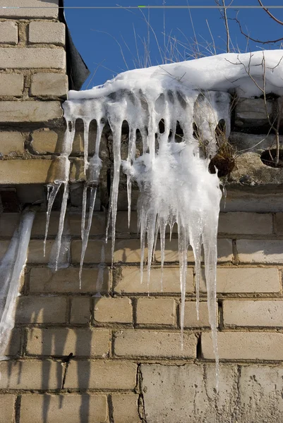 Çatıda buz saçakları — Stok fotoğraf