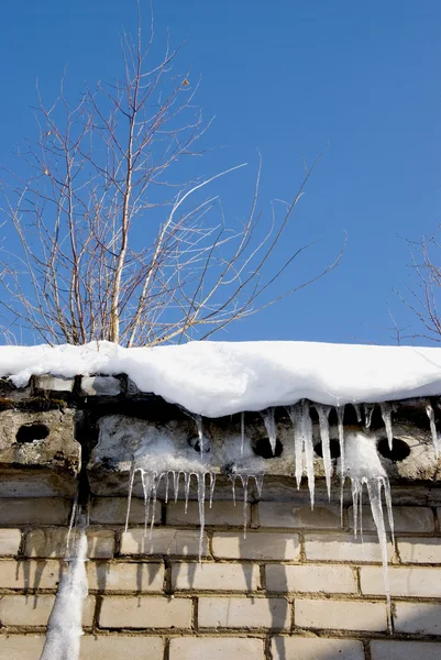 Buz sarkıtları ve kök çatı — Stok fotoğraf