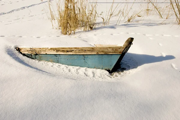 被雪覆盖的蓝色小船 — 图库照片