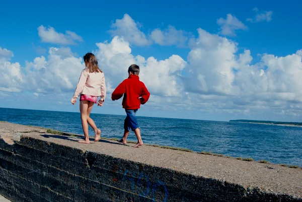 Pojke och flicka nära havet — Stockfoto