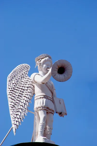 Белый ангел с трубой — стоковое фото