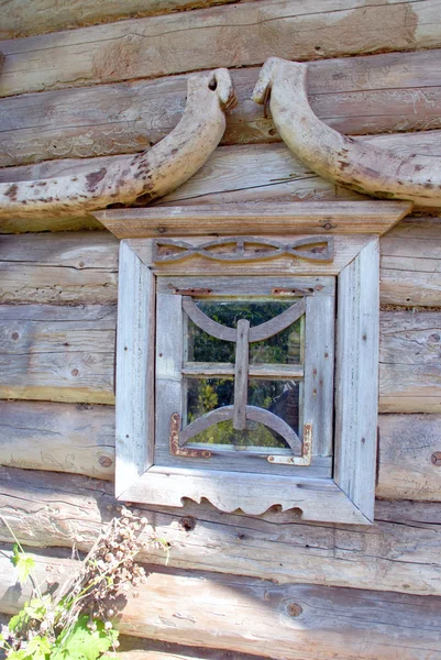 Zabytkowe drewniane okno — Zdjęcie stockowe