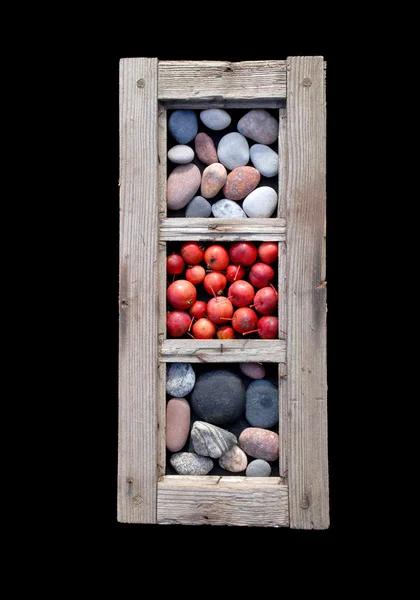 Fensterrahmen mit Steinen und Äpfeln — Stockfoto