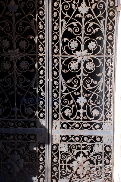 Porta antiga feita de aço — Fotografia de Stock