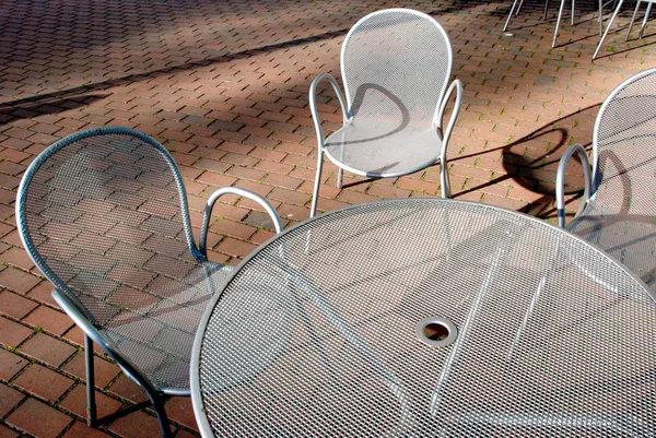 Silbrig metallischer Tisch und Stühle — Stockfoto