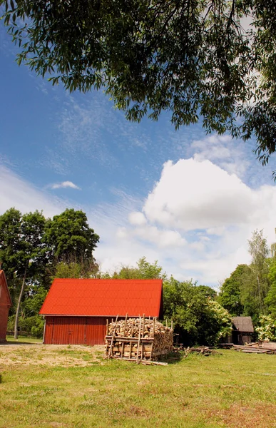 Köyde bina kırmızı — Stok fotoğraf