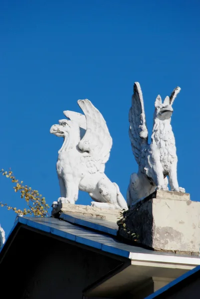 Zwei Greifvögel-Skulpturen — Stockfoto