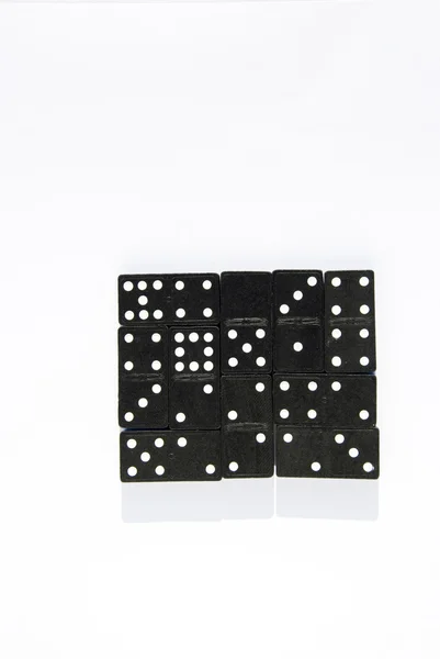 Чёрные квадратные блоки домино — стоковое фото