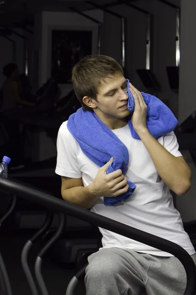 Zmęczony Młody Mężczyzna Siedzący Niebieski Ręcznik Klubie Fitness — Zdjęcie stockowe
