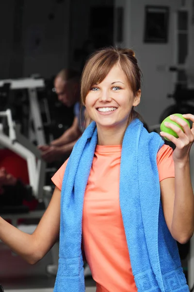 Vrouw met apple in fitnessclub — Stockfoto