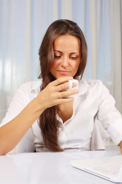 Giovane donna d'affari sta bevendo caffè — Foto Stock