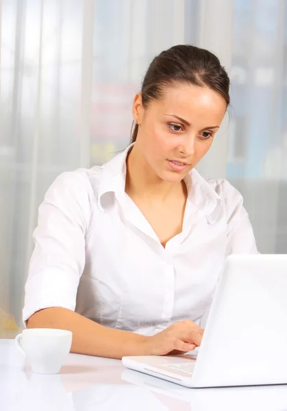 Jovem Mulher Negócios Trabalhando Laptop — Fotografia de Stock