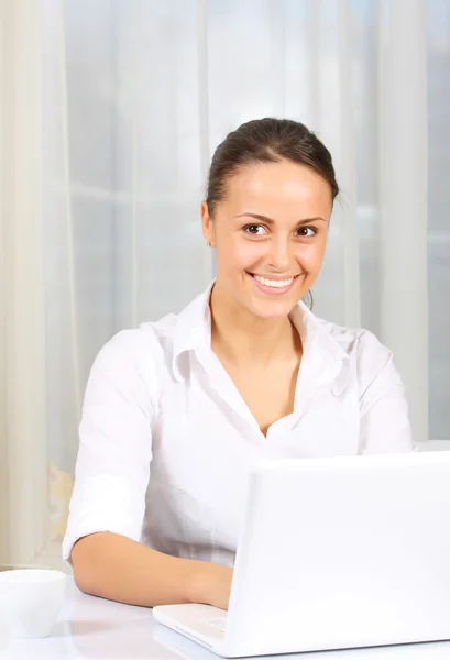 Jovem Mulher Negócios Trabalhando Laptop Interior Branco — Fotografia de Stock