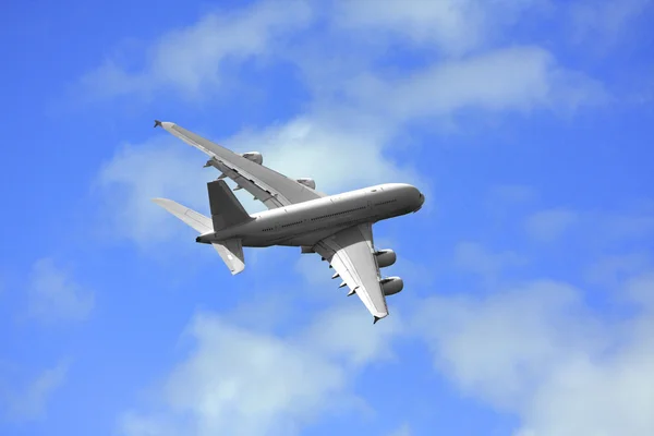 Vuelo de pasajeros sobre un fondo cubierto de nubes Imágenes de stock libres de derechos