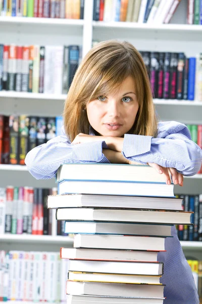 Junge Frau Mit Büchern Zum Lesen Der Bibliothek — Stockfoto