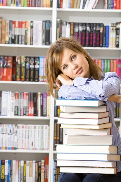 年轻女子在图书馆阅读的书籍 — 图库照片
