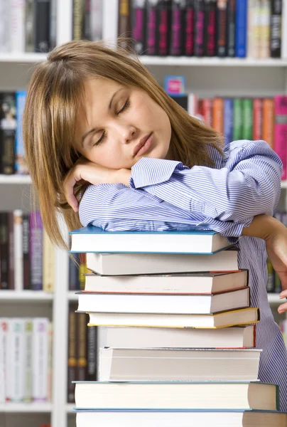 Trött Student Sover Biblioteket — Stockfoto
