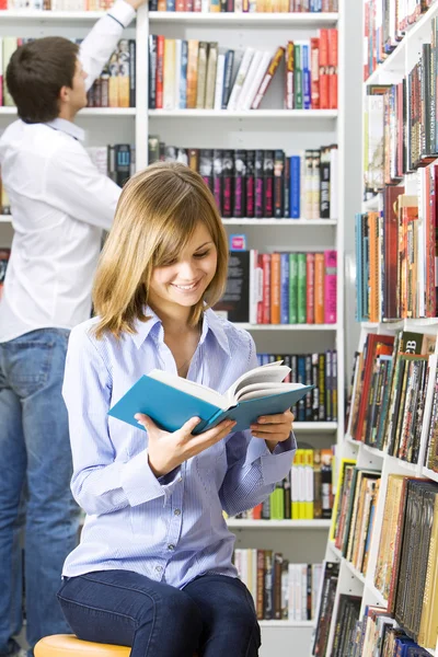 若くてきれいな女性 図書室で読書 — ストック写真
