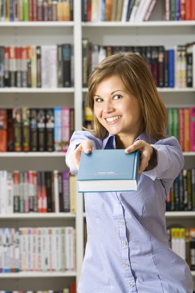 Mladá žena se táhne kniha — Stock fotografie