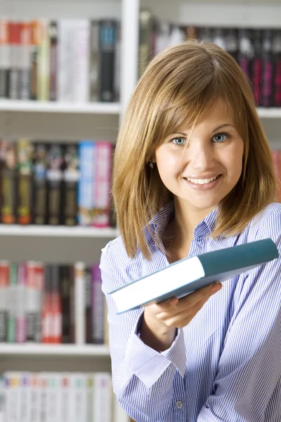 Młoda Kobieta Podając Książki Bibliotece — Zdjęcie stockowe