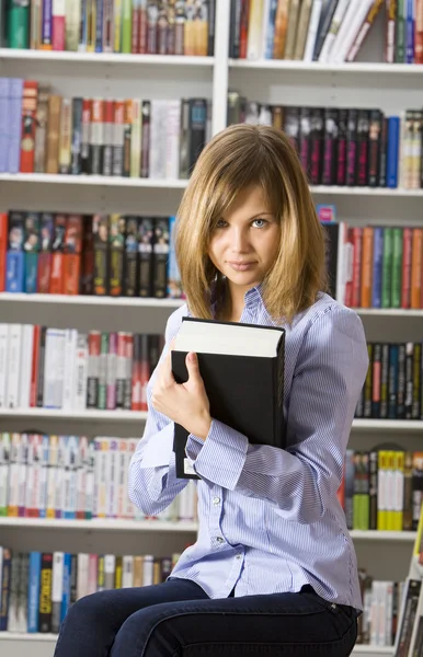 Ung Kvinna Med Stor Bok Biblioteket — Stockfoto