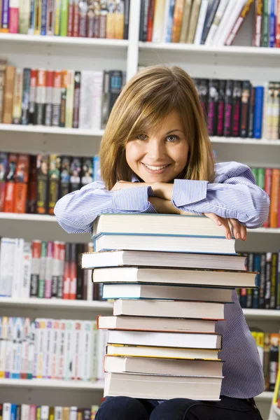 Kütüphane Kitapları Ile Oturan Genç Güleryüzlü Kadın — Stok fotoğraf