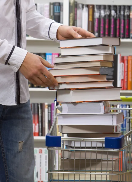 Kitaplar Satın Alınan Bir Sepet Içinde Koyarak Closeup — Stok fotoğraf