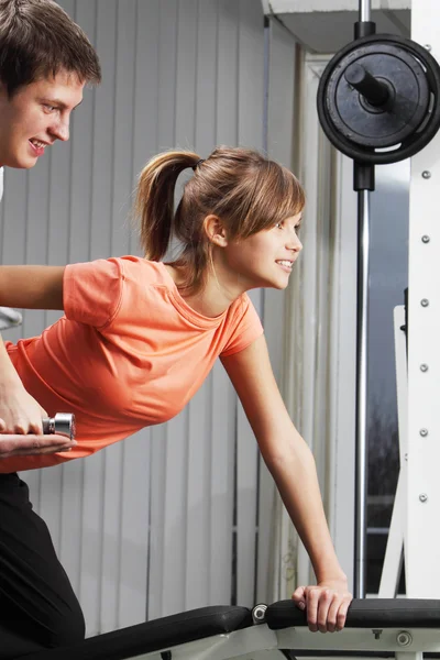 Treinador Uma Menina Mostra Lhe Forma Correta Exercício — Fotografia de Stock