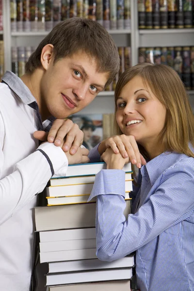 Junges Paar Mit Bücherstapel Bücherschrank — Stockfoto