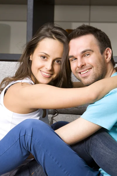 Unga par på en soffa — Stockfoto